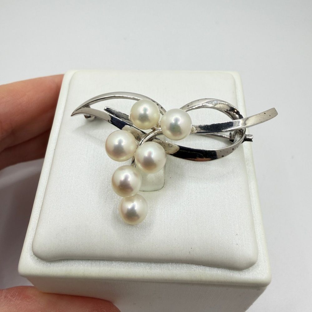 Vintage stamped MIKIMOTO Pearl and Sterling silver Brooch/Pin!